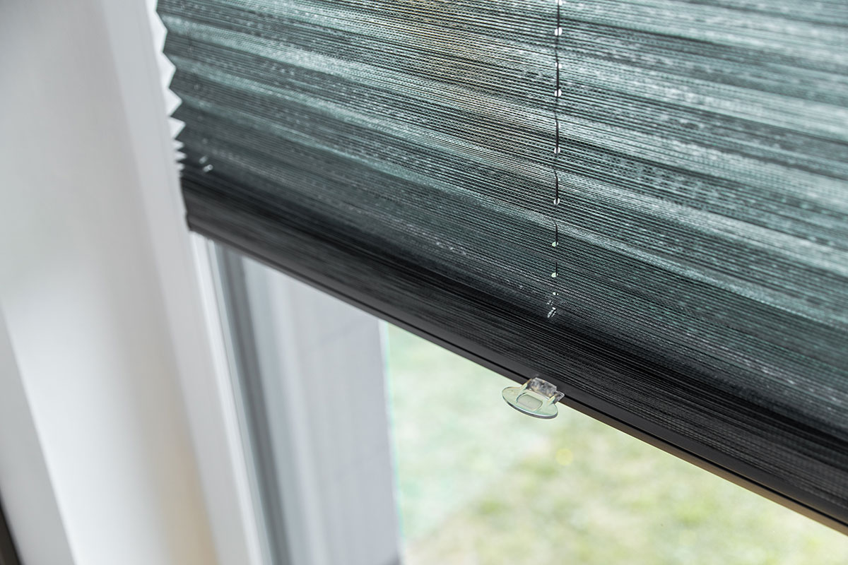 Fensterplissee nach Maß grau Nahaufnahme
